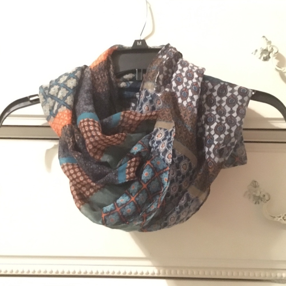 ✨SALE✨Blue patterned Infinity Scarf - Picture 2 of 4